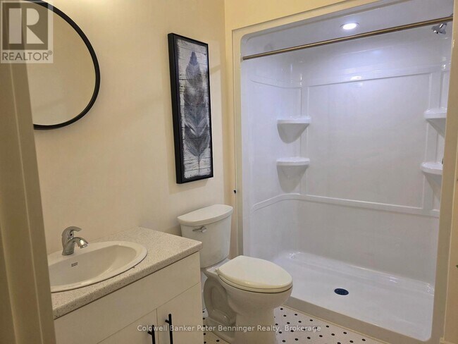 Photo - 604 Queen St S