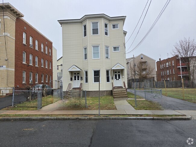 Building Photo - 118 Adams St Unit 1st floor Rental