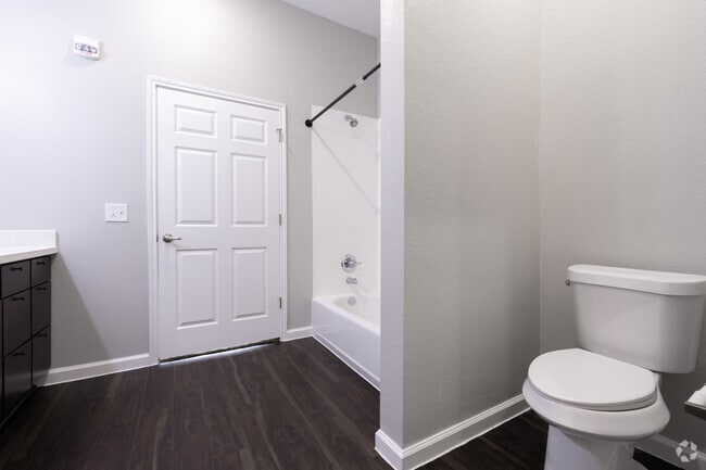 1BR, 1BA - 734SF -Bathroom