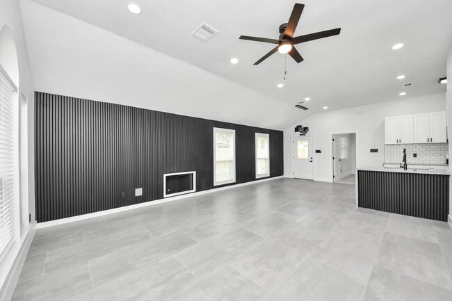 Building Photo - 15411 Town Green Dr