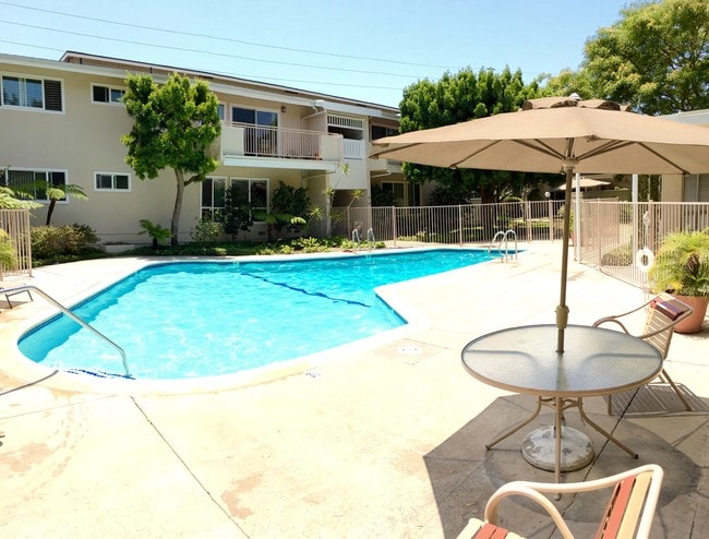 Swimming pool - 3220 Merrill Dr Unit 21