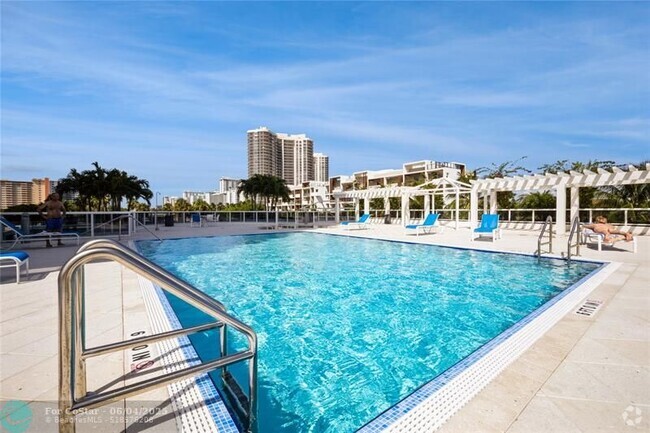 Building Photo - 3015 N Ocean Blvd Unit 4C Rental