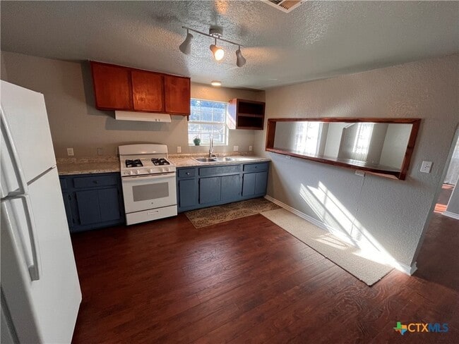 Photo - 613 S L B J Dr