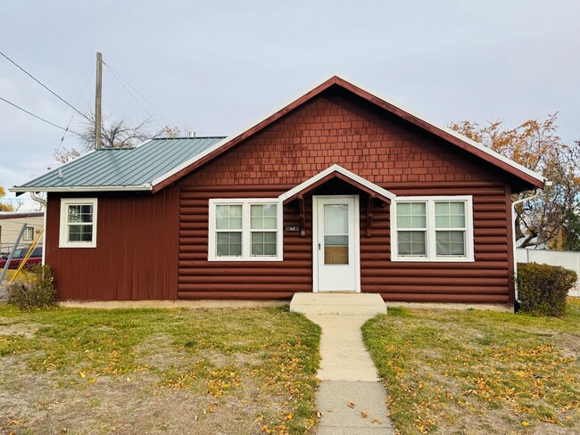 Building Photo - Cozy home 2 Bed 1 Bath