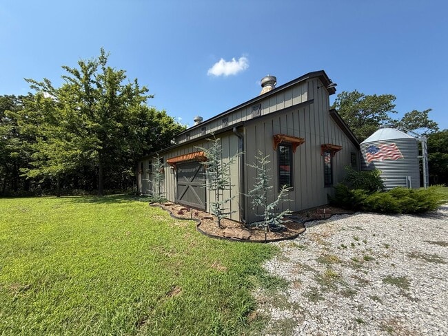Building Photo - Uniquely charming lake house 2bd 2ba