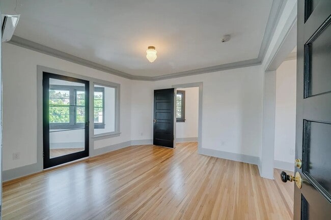Building Photo - 6012 York Blvd Unit 6008 1/2 York Blvd