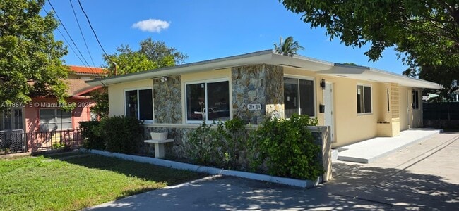 Building Photo - 23 NW 32nd Ct Unit 23