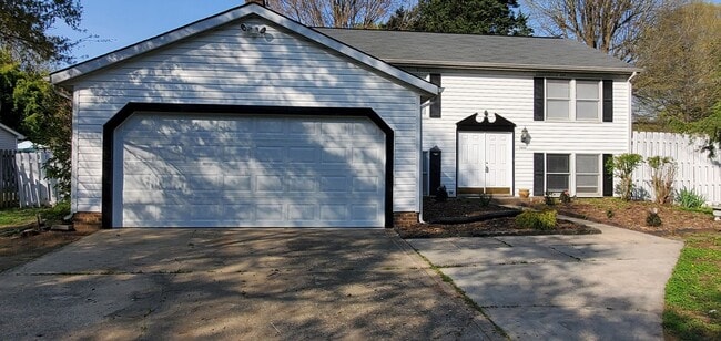 Building Photo - Beautiful  Home Available for Rent in Charlotte, NC in Carmel Area