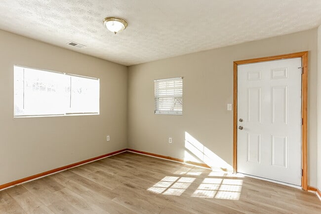 Photo - 5299 Sharon St