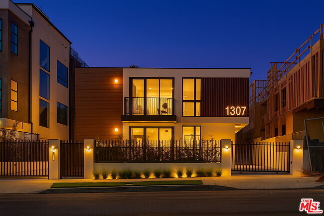 Building Photo - 1307 Tamarind Ave Unit 2 Rental