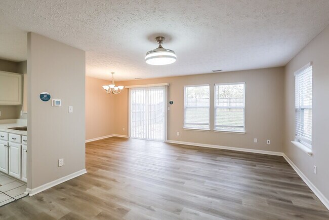 Photo - 4439 Connaught E Dr