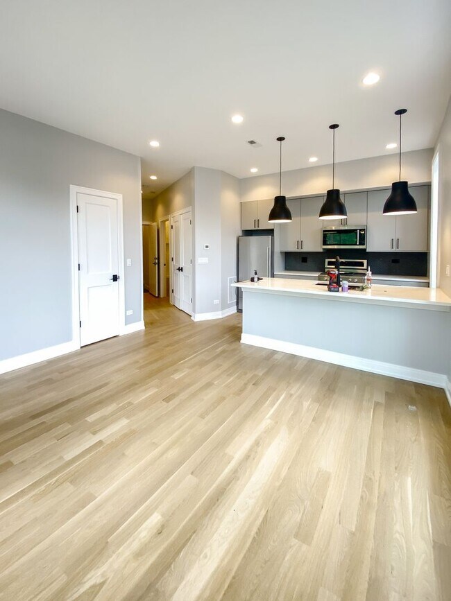 Photo - 1050 W Cornelia Ave Unit 2