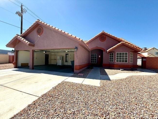Spacious 4-Bedroom, 2-Bathroom Single-Stor... - Spacious 4-Bedroom, 2-Bathroom Single-Stor... House