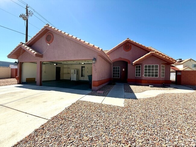 Building Photo - Spacious 4-Bedroom, 2-Bathroom Single-Stor... Rental