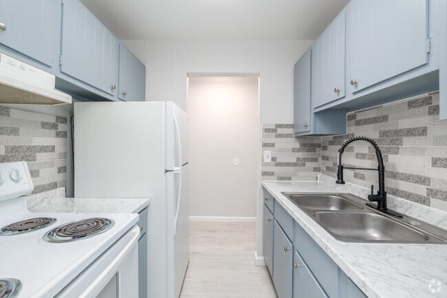 2BR, 1BA - 800SF - Kitchen - 828 Holly Gardens