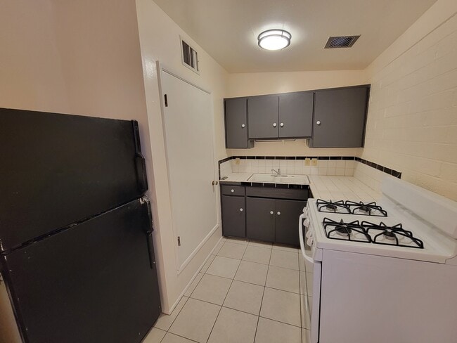 Photo - 3423 E Flower St Unidad 4