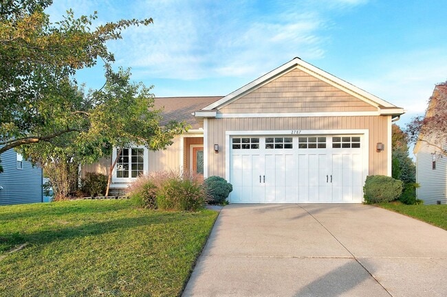 Building Photo - 3 BED 3 BATH HOME ON LAKE