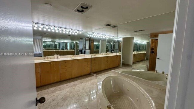 Photo - 11113 Biscayne Blvd Unidad 552