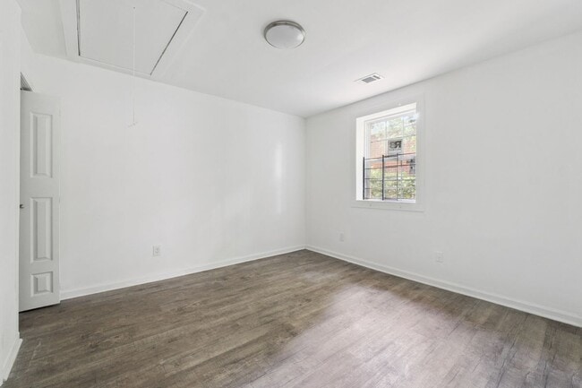 Photo - 1098 Smith St SW