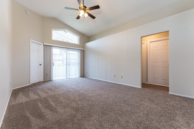 Photo - 338 Lakebreeze Cir