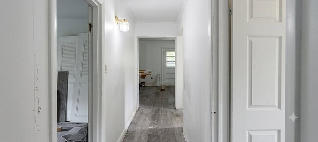 Photo - 305 W 7th St