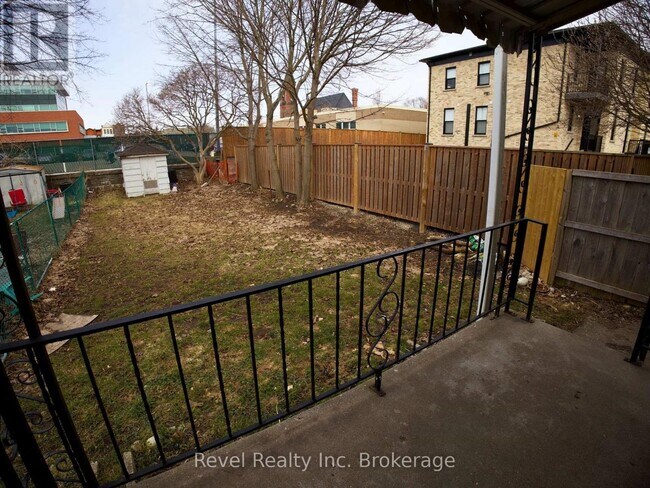 Photo - 511 King St Unité B