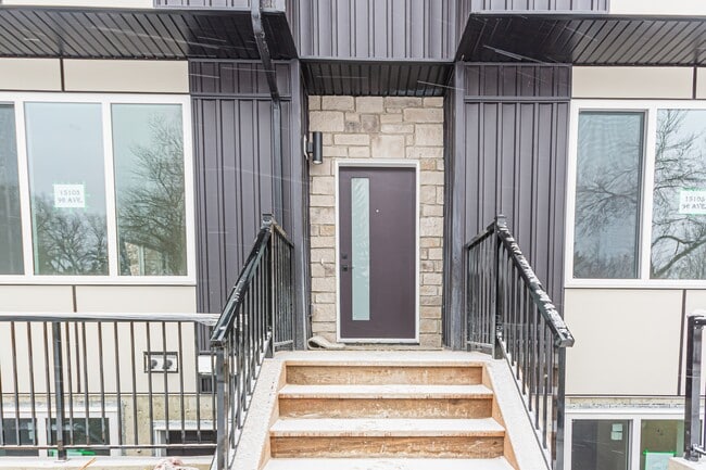 Building Photo - 15103-15196 96 Ave NW Unit 15103 Main