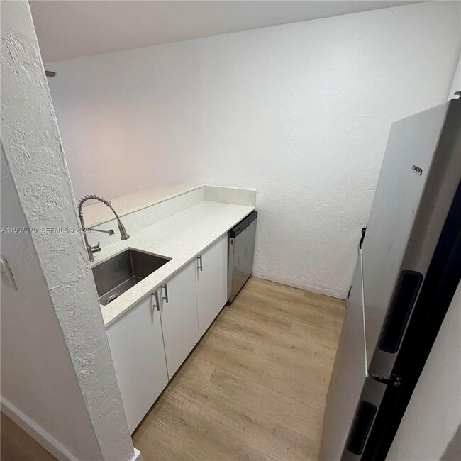 Photo - 505 NE 30th St Unidad 406