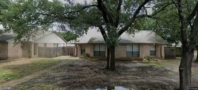 Building Photo - Great 2 bedroom duplex in convenient location