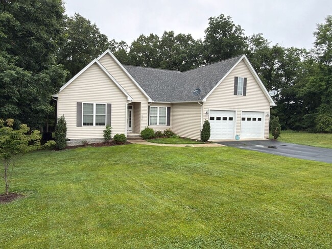 Building Photo - Beautiful Three Bedroom, Two and a half Bath home available in River Wood of Fairlawn