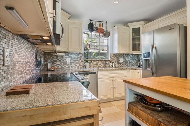 Photo - 978 NW North River Dr