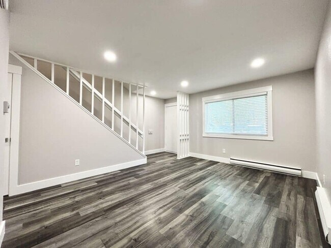 Photo - Available Now! Newly Remodeled 2BR Unit in... Unidad 3