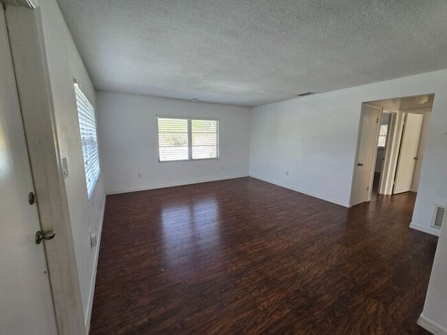 Photo - ** $500 OFF MOVE IN SPECIAL** Charming 2 bed 1 bath garage apartment in the heart of down town Or...