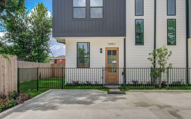 Photo - 1308 Tarley St