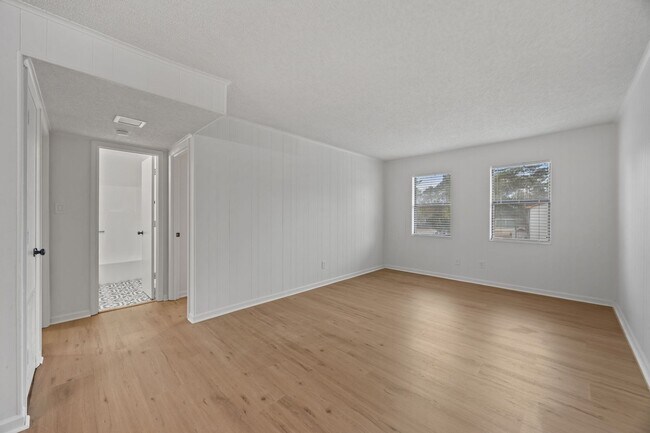 Photo - Welcome to Ravenwood Drive!