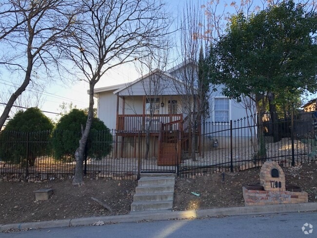 Building Photo - 1st Month Free! BEAUTIFUL 4 bed/3 bath hom... Rental