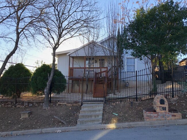 1st Month Free! BEAUTIFUL 4 bed/3 bath hom... - 1st Month Free! BEAUTIFUL 4 bed/3 bath hom... House