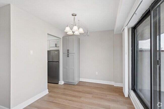 2BR, 1BA - 900SF - Dining Area