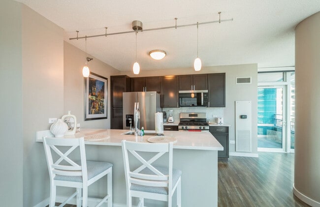 Photo - 355 E Ohio St Unidad ID1032443P