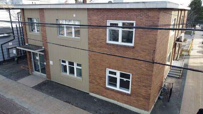 Building Photo - SPACIOUS NEWLY RENOVATED TWO BEDROOM APART... Unit 1