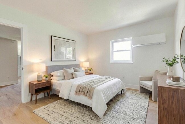 Building Photo - FULLY RENOVATED duplex in East Ridge! Unit 1