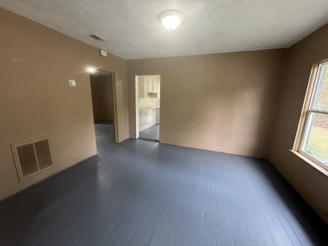 Photo - 1001 Lucas St