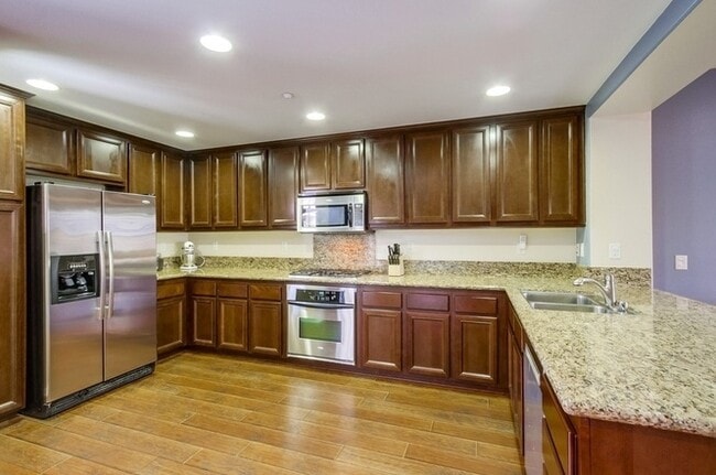 Building Photo - Stunning 3-bed, 3.5 bath, tri-level condo w 2-car garage in Gianni Community