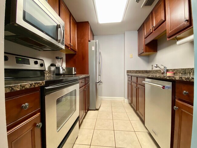 Granite counters and new appliances - 1280 W Peachtree St NW Unit 2707