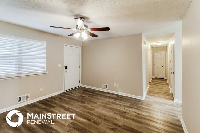 Photo - 635 Lakeridge Cir SE