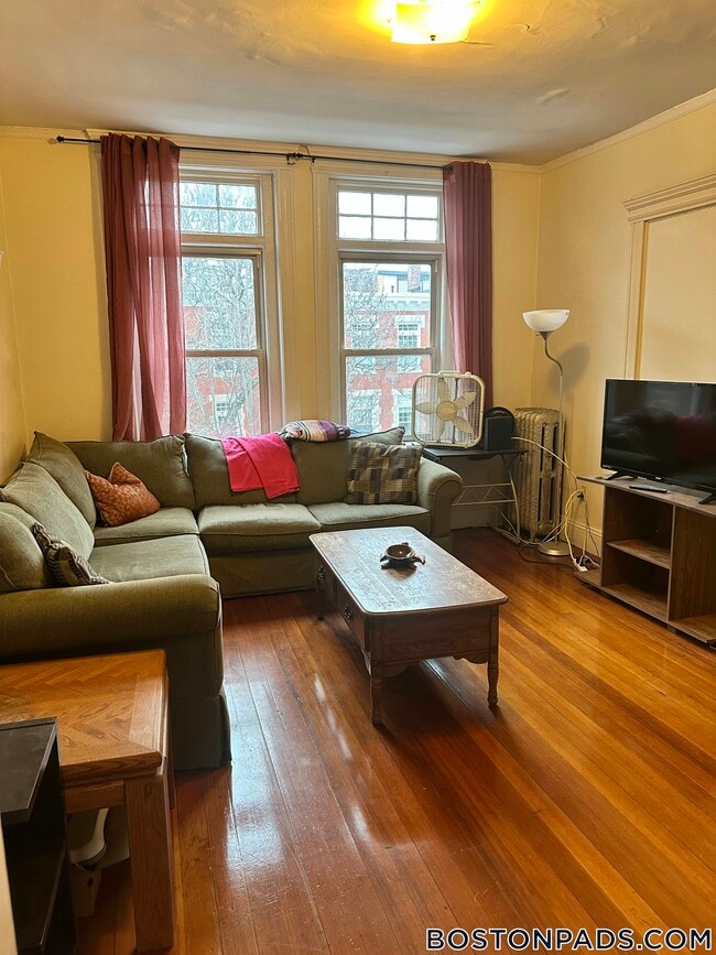 Building Photo - 9 Strathmore Rd Unit 3