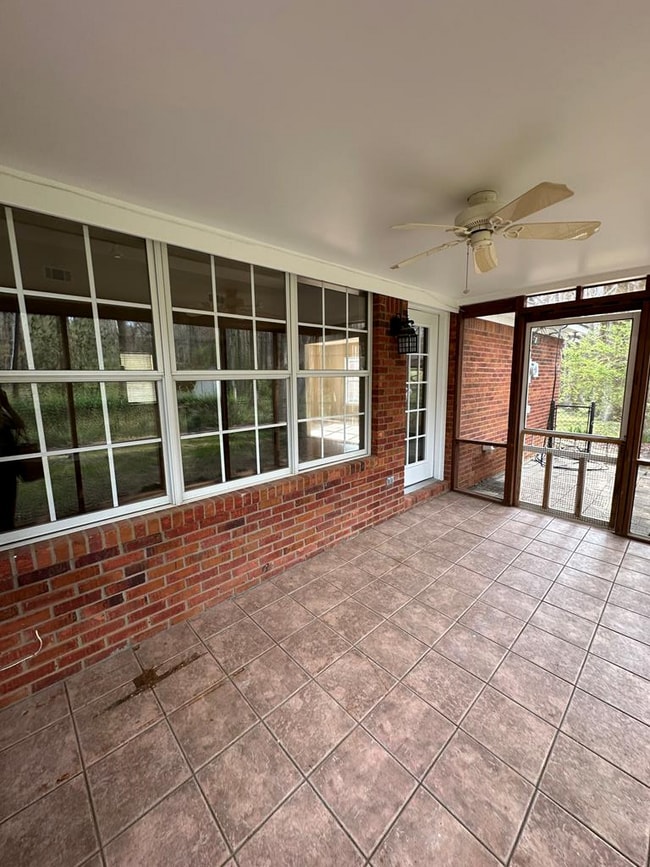 Photo - 910 Crawford Cir