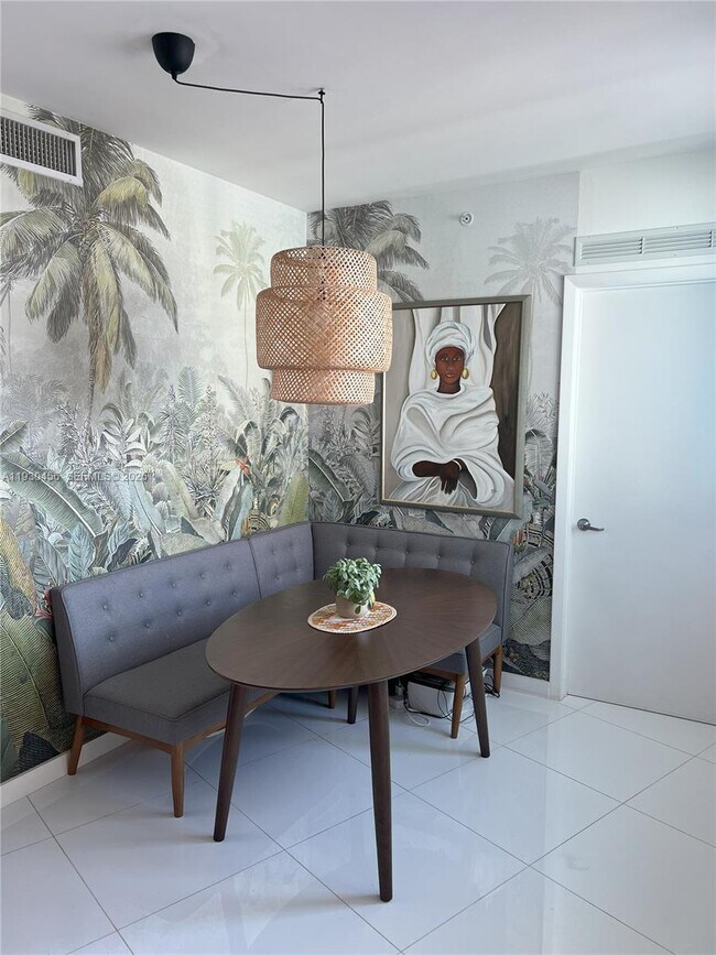 Building Photo - 92 SW 3rd St Unit 4306