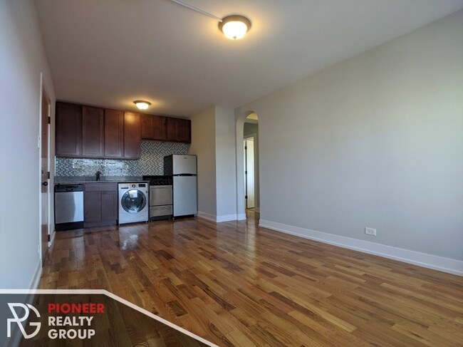 Building Photo - 556 W Arlington Pl Unit 2