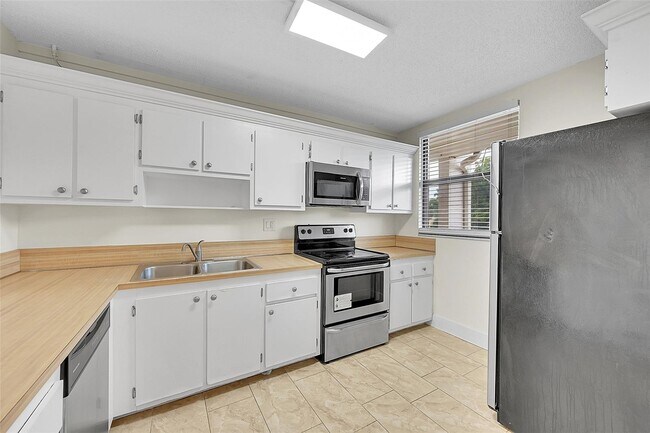 Photo - 8415 Forest Hills Dr Unidad 305